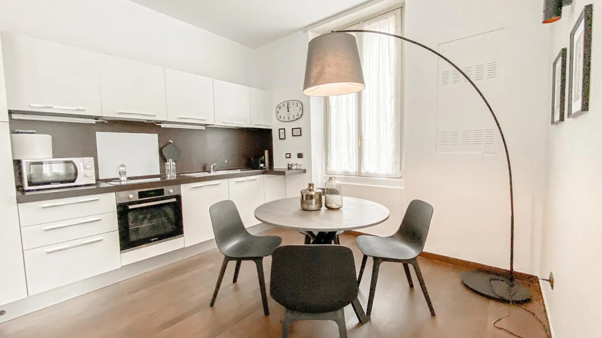 kontakty Mac Mahon Suite